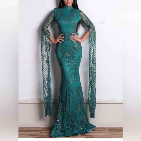 Dresses & Skirts - MAKE AN OFFER!! Elegant Emerald Green Mermaid Fit Dress